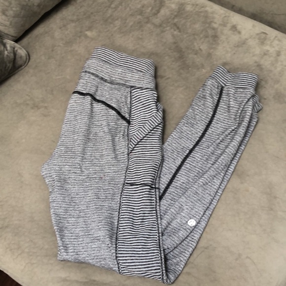 Lululemon joggers size 2. Full length - Picture 2 of 6